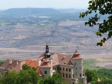 Jezeri şatosu kahverengi bir kömür madeninin üzerinde yükseliyor.