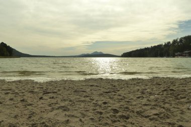 Macha Gölü 'ndeki kumlu sahil.