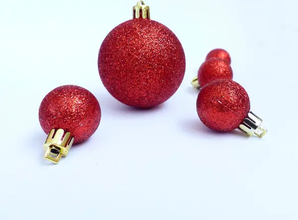 Noel ağacında kırmızı toplar