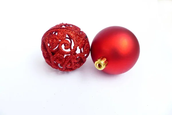 Noel ağacında kırmızı toplar