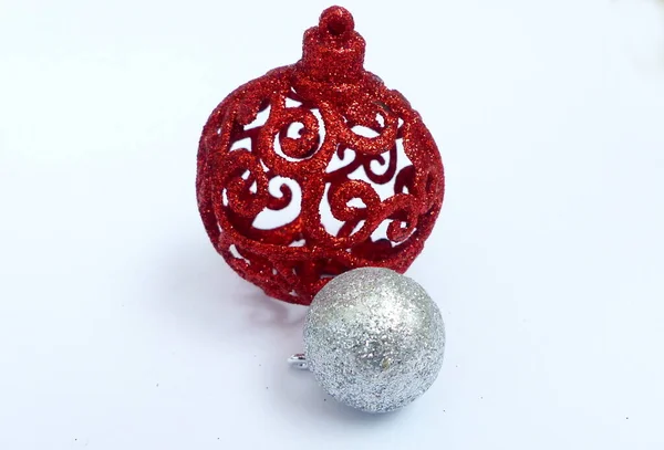 Noel ağacında kırmızı toplar