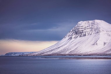İzlanda dağ kışın