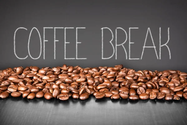 Coffee break texto no quadro preto — Fotografia de Stock