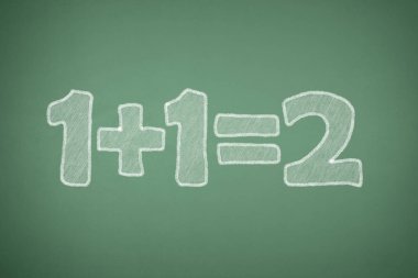 Bir artı bir iki yazı tahtası üzerinde olduğunu