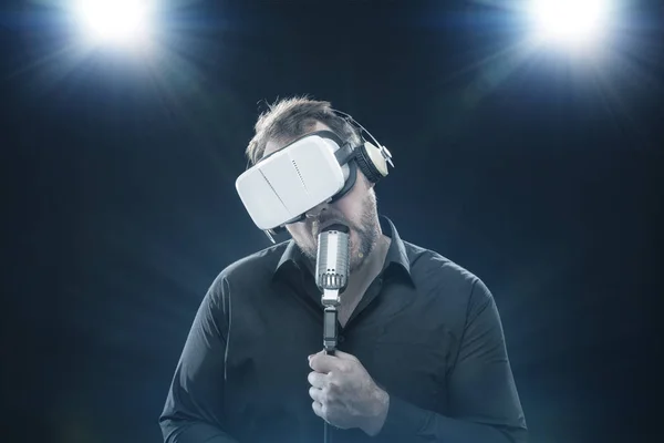 Empresário vestindo óculos de realidade virtual e cantando — Fotografia de Stock