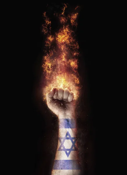 불에는 손에서 이스라엘 국기 — 스톡 사진