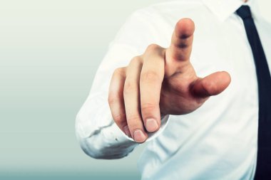 Grafik üzerinde işadamı işaret parmağı