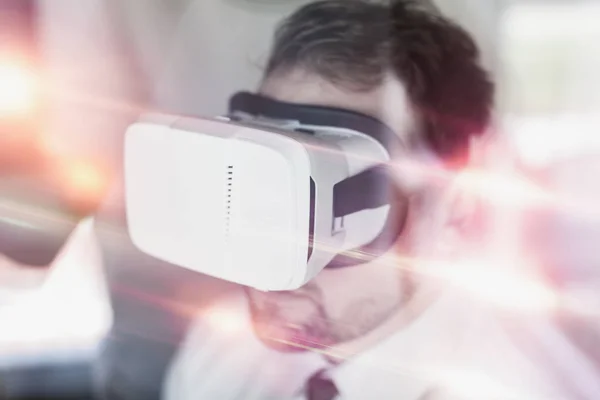 Homme d'affaires portant des lunettes de réalité virtuelle — Photo