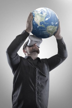 işadamı ile sanal gözlük