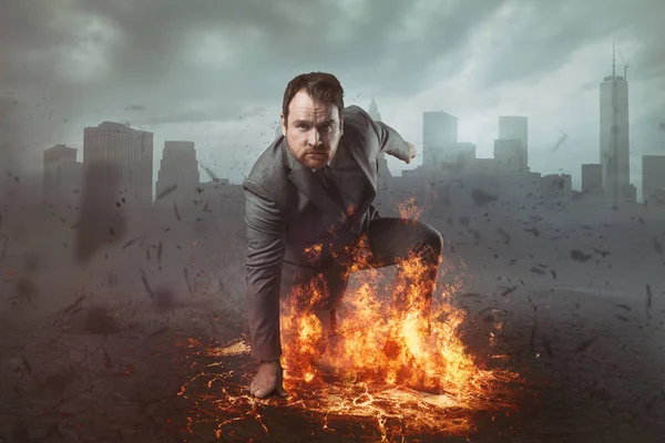 Superheld zakenman concept met vuur en stad achtergrond — Stockfoto