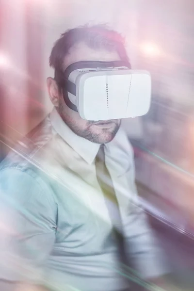 Homme d'affaires portant des lunettes de réalité virtuelle — Photo