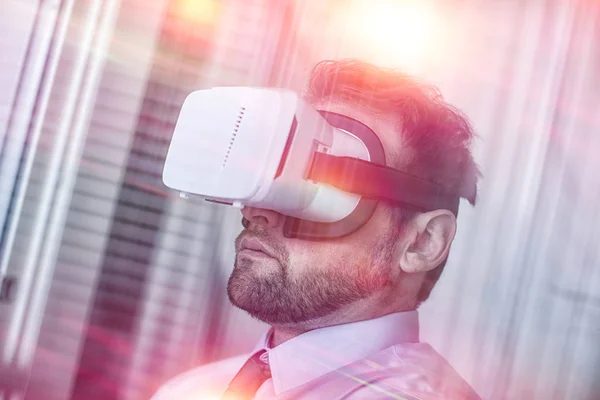 Empresário vestindo óculos de realidade virtual — Fotografia de Stock