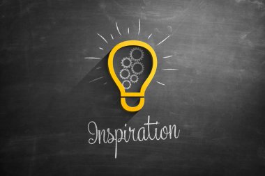 Yazı tahtası üzerinde ampul simgesi ve ilham metin