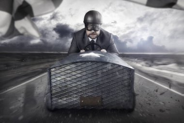 Ahşap oyuncak uçağı ile işadamı