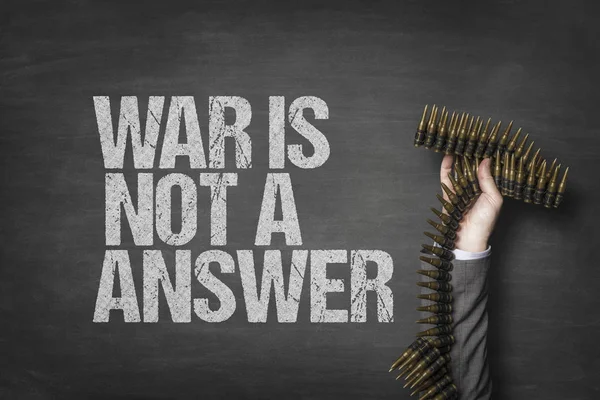 Krieg ist keine Antwort Text auf Tafel mit Geschäftsmann Hand hält Munition — Stockfoto