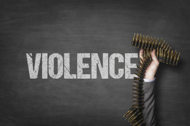 Blackboard mühimmat tutan işadamı el ile şiddet metni