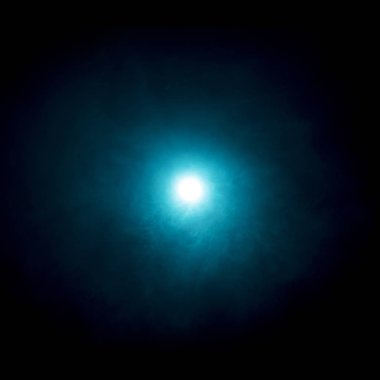 Güneş ışığı kavramı - siyah arka plan