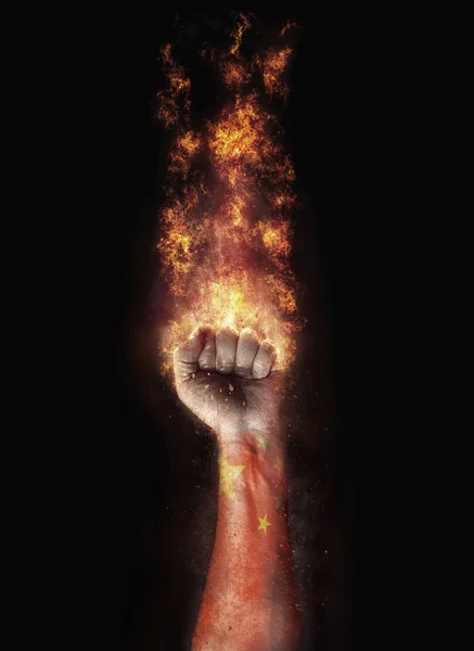 Porzellanfahne in einer Hand, die in Flammen steht — Stockfoto