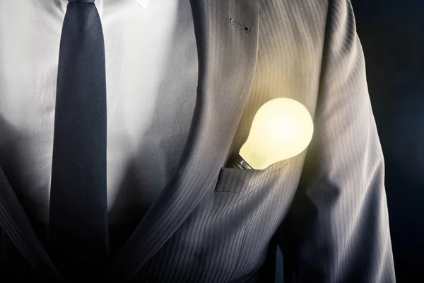 Бізнесмен з лампочкою на передній кишені — стокове фото