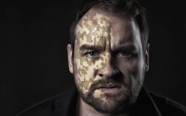 Adam yüzünde camo doku