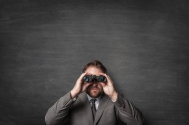 İşadamı dürbünle izliyor elbiseli