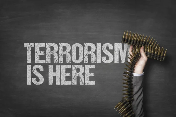 Testo terroristico sulla lavagna con uomo d'affari in possesso di munizioni — Foto Stock
