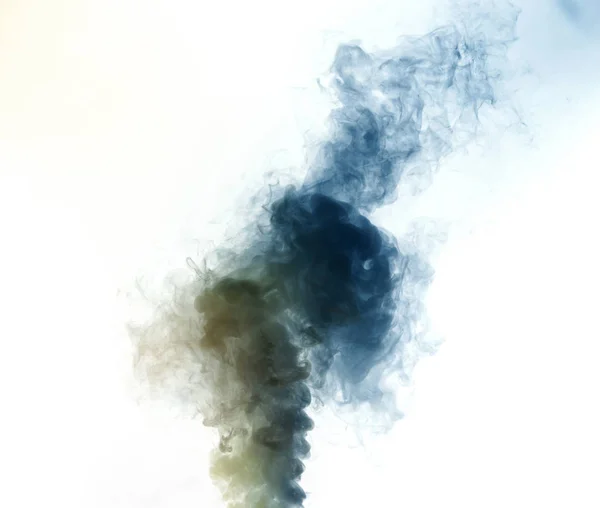 Fumo colorato su sfondo bianco — Foto Stock