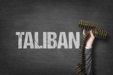 Blackboard mühimmat tutan işadamı el ile Taliban metin
