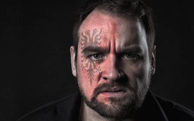 Yüzündeki Arnavutluk bayrağı