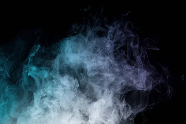 黒の背景にカラフルな煙 — ストック写真