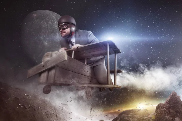 Cesty do vesmíru je obrovské obchodní koncept - obchodník letící letadlo hračka — Stock fotografie