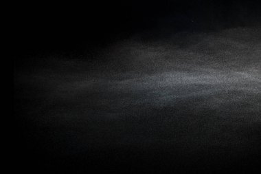 Siyah arka plan üzerine toz bulutu