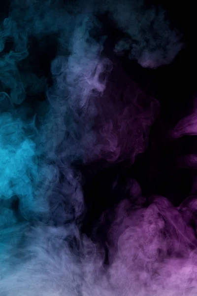 Fumée colorée sur fond noir — Photo