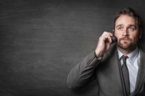 Uomo d'affari risponde al telefono via cavo — Foto Stock