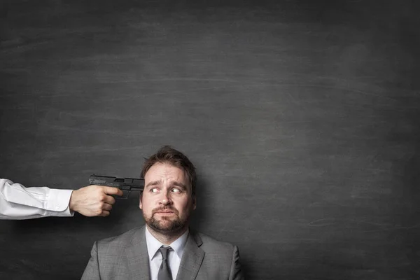 Злой босс приставил пистолет к голове бизнесмена — стоковое фото