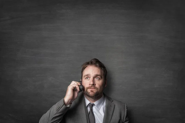 Zakenman beantwoorden op de telefoon snoer — Stockfoto