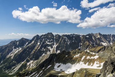 Pastoral dağ manzarası. Güzel bahar bulutlar dağ sırtı üzerinde.