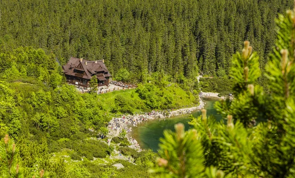 Zakopane, Polonya - 28 Mayıs 2018: Pttk mountain chalet Polonya Tatra Dağları ve çevresi içinde dinlenme turistlerin göl deniz göz (Morskie Oko) tarafından.