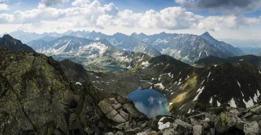 Karanlık fırtına bulutları dağların üzerinden toplamak başlar. Geniş yüksek Tatra Dağları Panoraması.