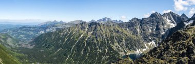 Büyük panorama - vahşi ve doğal dağ manzarası.