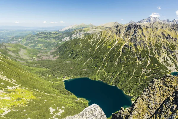 一个美妙的景色山谷与海眼睛 Morskie Oko 湖和周围的山从修士 Mnich 山顶在波兰人 Tatra 假日和周末旅行的热门目的地 — 图库照片