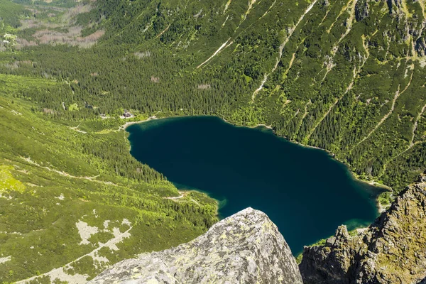 山谷的美丽的看法与海眼睛 Morskie Oko 湖从修士的山顶 Mnich 在波兰人 Tatra — 图库照片