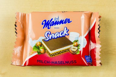 Niedomice, Polonya - 08 Haziran 2018: Snack şekilde Wien - gözleme tatlı sütlü fındık sandviç.