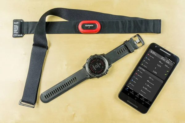 Niedomice, Polonya - 08 Haziran 2018: Küme çalışan bir kişi için. Spor seyretmek (smartwatch), kalp atış hızı monitörünü (karınca +) ve sonuçları ile akıllı telefon çalışır durumda ve günlük aktivite.