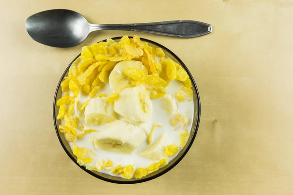 Egy Tál Kukoricapehely Hideg Tejjel Banán Felülnézet Tápláló Reggelit Kicsiknek — Stock Fotó