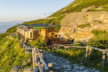 Tatranska Lomnica, Slovakya - 04 Temmuz 2018: Dağ kulübede Slovakya Yüksek Tatras Lomnicki tepe - Schronisko Lomnickie (Skalnata chata, Chata PRI Skalnatom plese) eteklerinde. Sabah güneş görüldüğü gibi dağ kulübesi.