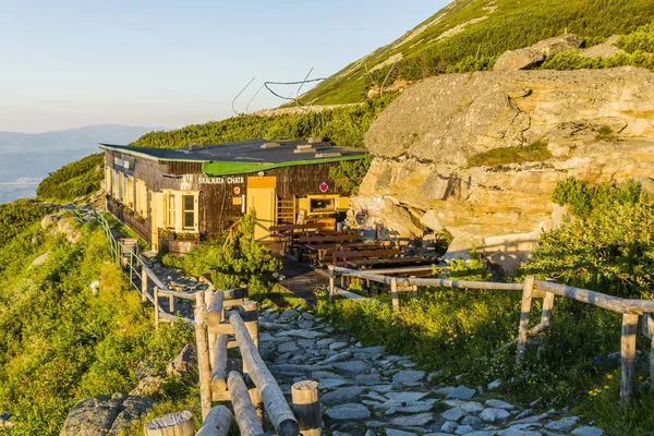 Tatranska Lomnica, Slovakya - 04 Temmuz 2018: Dağ kulübede Slovakya Yüksek Tatras Lomnicki tepe - Schronisko Lomnickie (Skalnata chata, Chata PRI Skalnatom plese) eteklerinde. Sabah güneş görüldüğü gibi dağ kulübesi.