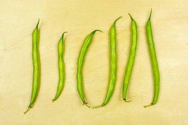 Yeşil sebze - taze bakla, ahşap tahta üzerinde ham yeşil fasulye.