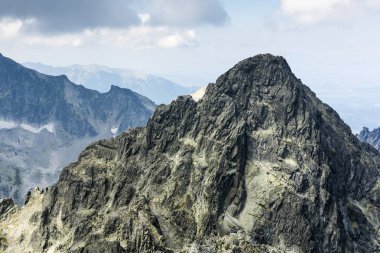 Durny Szczyt (Pysny stit) - zirve Slovakya yüksek tatras olağanüstü bir tepe. İddialı turistik geziler ve Milli Park alanında tırmanma amacı.