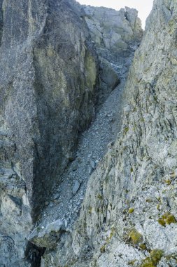 Starolesny tepe (Bradavica) için popüler dağ yollarından biri Slovak Tatra Dağları açar sarp bir vadide tehlikeli gevşek kaya.